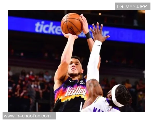 布克表现抢眼半场17分助力球队进攻火力全开次节独得11分展现个人能力